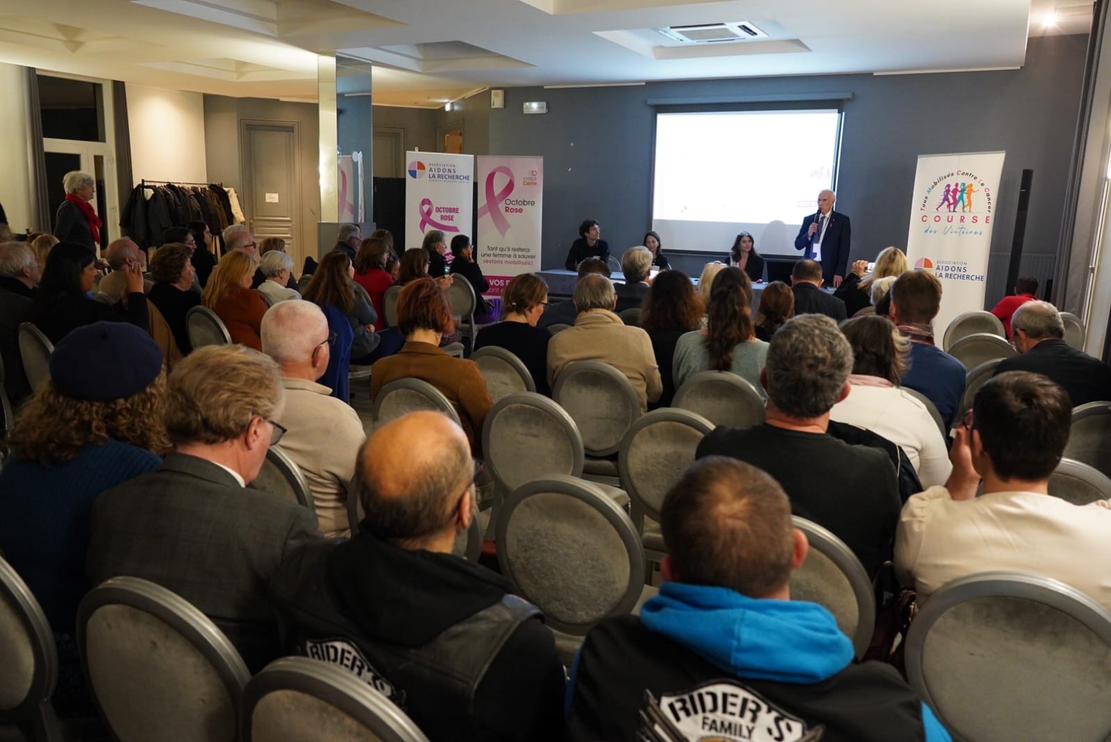 Présentation de la remise de chèque pour l'association aidons la recherche